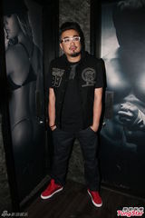 组图：恭硕良酒吧开唱 林德信现身支持