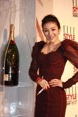 高清：黄奕不畏寒冷亮相风尚大典 获颁风尚慈善艺人