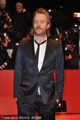 幻灯：本-斯蒂勒《格林伯格》首映 红裙女主角亮丽