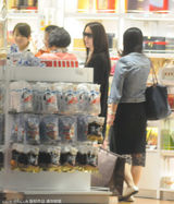 组图：杨钰莹独自现身机场 墨镜遮面裙装亮相