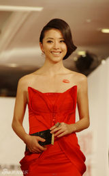 组图：黄小蕾斩获新锐奖 红唇吻印造型亮相红毯