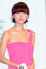 高清图：王珞丹粉红礼服亮相 坦言为“静秋”增肥