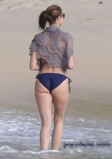 组图：超模史蒂芬妮海滩咸湿 深蓝比基尼秀八字奶