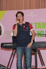 组图：谭咏麟校园唱响新专辑 与年轻人打成一片