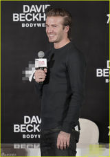 组图：小贝学爱女咬手指 女粉丝获签名内裤兴奋