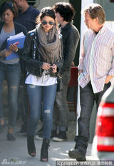 组图：赛琳娜与63岁大叔谈笑风生 痛甩比伯阴影