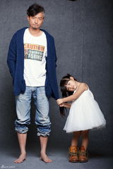 组图：硬汉邵桐冬日写真 手牵萝莉现搞怪一面