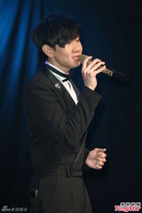 组图：林俊杰西装绅士献唱 自曝已一年未接吻