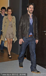 幻灯图集：《与人为善》记者会 两女星勾肩搭背出场