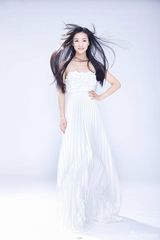 组图：陶昕然白长裙优雅写真 长发飞舞清纯动人