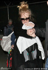 组图：阿黛尔产后素颜亮相 拿毯子遮儿子防偷拍