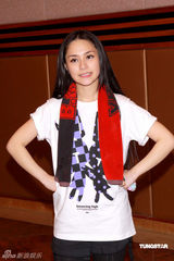 幻灯图集：Twins为个唱彩排 陈伟霆容祖儿探望加油