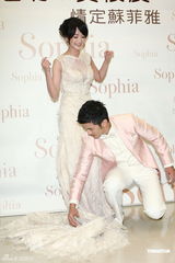 组图：戴君竹获量身订制婚纱与准新郎分享心情