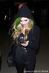 组图：艾薇儿“彩发”粉色变绿色 延续摇滚风格