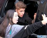 组图：比伯外出遭围堵 与粉丝玩自拍嘟嘴献吻