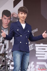 组图：Bii高温办见面会 愿人工呼吸回馈粉丝