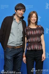 高清：《嗜睡病》媒体发布会 简妮-席丽获导演护花