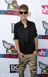 组图：贾斯汀-比伯帅气亮相颁奖礼 墨镜别致