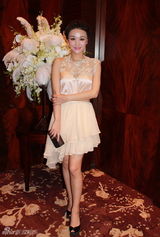 组图：金一帆香槟色短裙清爽亮相 幻想浪漫婚礼