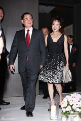 组图：前5566团员小刀300万迎娶豪门千金