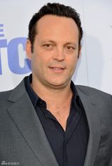 组图：本-斯蒂勒新片首映深情注视女伴