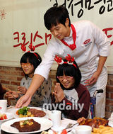 组图：韩星千正明担任一日厨师 亲自下厨做牛排