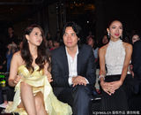 组图：伊能静翘腿露底全不知 热贴胡雪桦放电