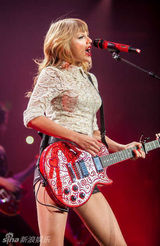 组图：泰勒红唇开唱秀美腿 狂放甩发野性魅力