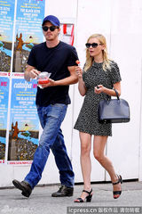 组图：邓斯特与男友享午后时光 印花紧身裙闪亮迷人