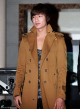 组图：李敏镐朴敏英具荷拉《城市猎人》公开拍摄