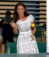 组图：哈利王子逗嫂子凯特王妃莞尔一笑