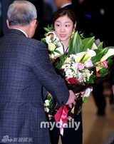 组图：金妍儿返韩引媒体蜂拥 亮相记者会卖萌