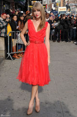 高清图：年度女人音乐奖泰勒-斯威夫特红裙美艳