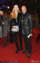 组图：影星伯克尔亮相 女伴安德里娅大嘴吓人