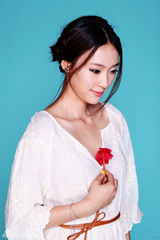 组图：屈玥时尚写真星范十足 新戏演绎背包客