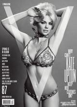 组图：抖奶超模复古封面照 比基尼兜傲人篮球奶