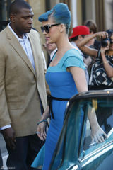 组图：凯蒂佩里蓝发爆乳似芭比 斗鸡眼表情鬼马