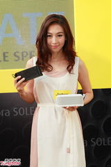 组图：岑丽香贾晓晨携手亮相 笑谈《江南style》