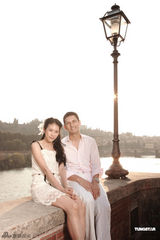 组图：莫文蔚不穿婚纱拍婚照 首公开与老公合影