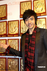 幻灯：群星聚首慈善晚会 张信哲李霄云等爱心献唱