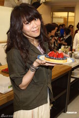 组图：蔡健雅中英双碟齐发 做蛋糕手艺获称赞