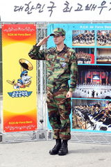 高清组图：赵仁成退役帅气依旧 行军礼告别军队