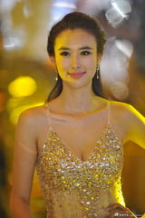 组图：车模兽兽性感透视黄金奶 自信爆乳微笑