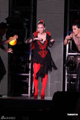 组图：阿妹身著爆乳装开唱 歌迷现场点唱饱耳福