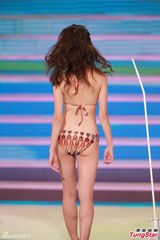 组图：港姐泳装秀热辣美胸 蛮腰翘臀各展风情