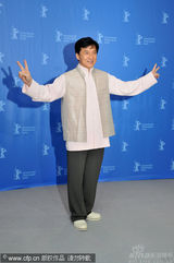 幻灯图集：成龙柏林现场唱《大兵小将》主题曲