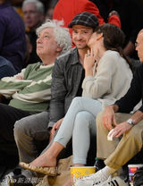 组图：贾斯汀篮球赛场观战 揽女友入怀深情索吻