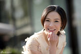 组图：田野最新写真曝光 展迷人笑容绽放魅力