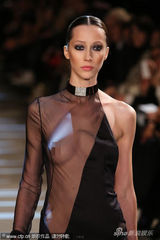 组图：时装周模特透视走秀 薄纱“粉蕾”抢眼