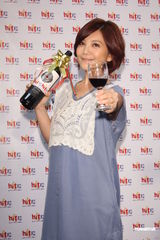 组图：梁静茹酒量佳下战帖欲与蔡依林拼酒